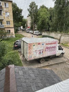Газель врезалась в фонарь на улице Дзержинского: жители в тревоге