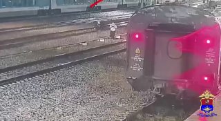 Подросток опасно ездил на крыше скоростного поезда в Тверской области