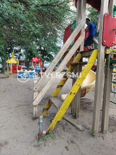 Аварийная детская площадка в Твери вызывает опасения у жителей